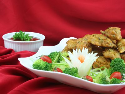 پیراشکی سبزیجات با سس گوجه فرنگی کبابی